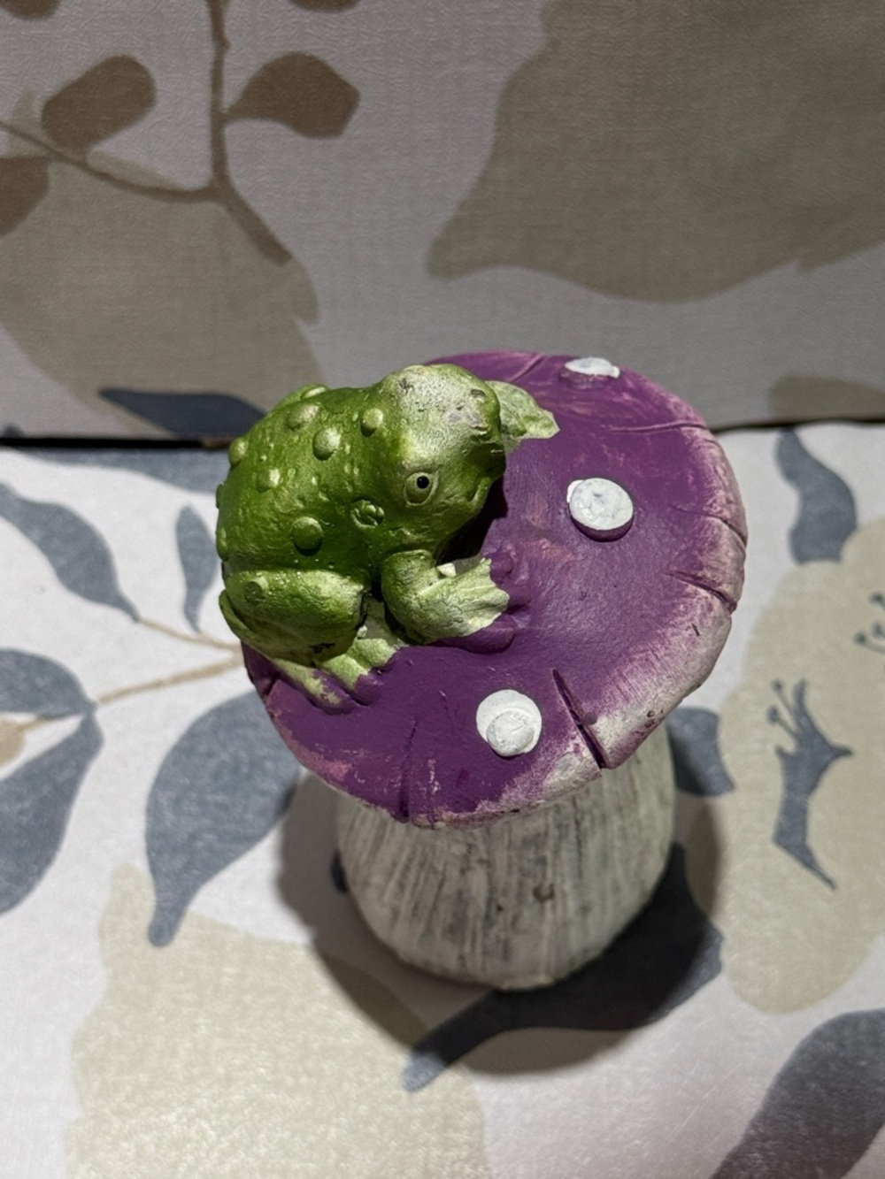 Decorative Frog on Mushroom Figurine - Green and Purple - Picture 2 of 6